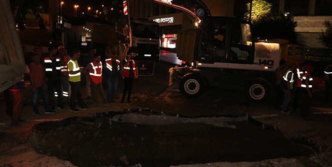 Dolmabahçe’de çöken yol onarılıp yeniden trafiğe açıldı
