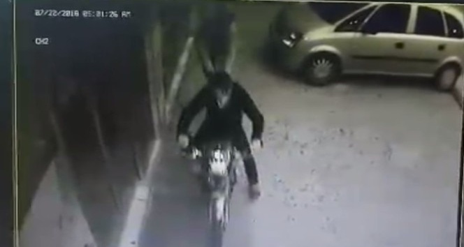 Motosiklet hırsızlığı kamerada