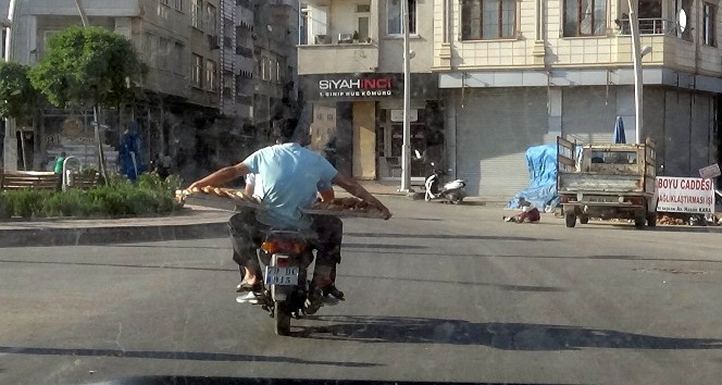 Motosiklet ile simit taşıdı