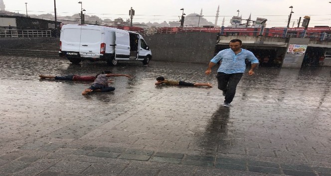 İstanbul’da çocukların yağmur sevinci