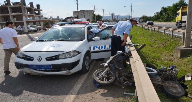 Polis aracı motosiklete çarptı: 1 ağır yaralı