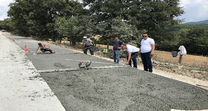 Yenice’de köy yolları betondan yapılıyor