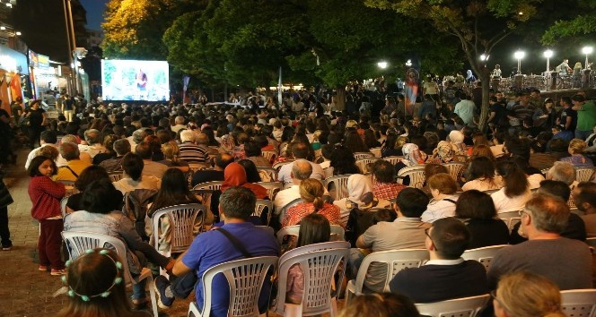 Adalar’da yüzlerce vatandaş sokak sinemasında buluştu