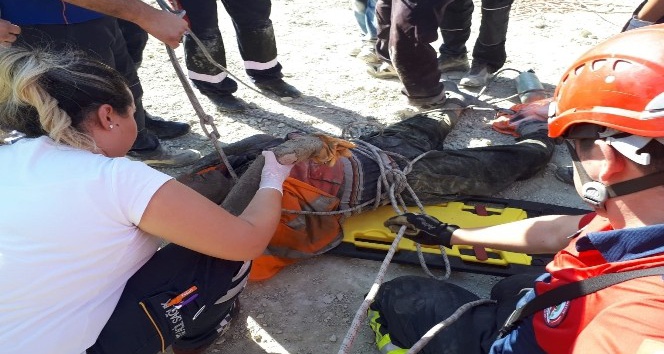 30 metrelik çukura düşen inşaat işçisini itfaiye kurtardı