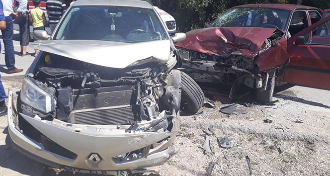 Burdur&#039;da 2 otomobil kafa kafaya çarpıştı: 8 yaralı
