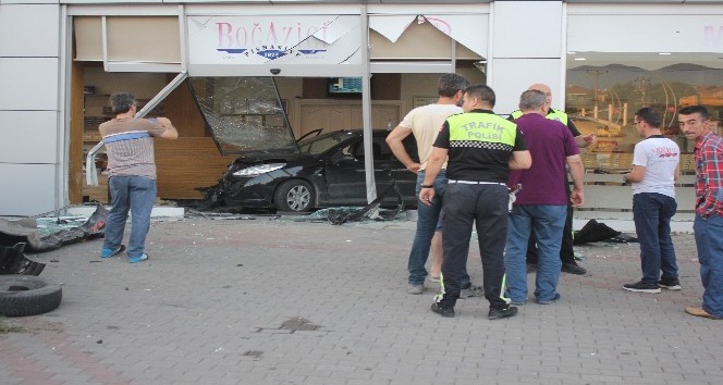 Kontrolden çıkan otomobil pişmaniye dükkanına girdi,  müşteriler ölümden döndü