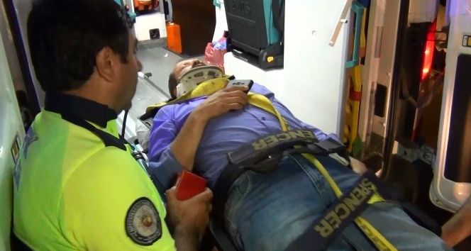 İki otomobil kafa kafaya çarpıştı: 1’i ağır 4 yaralı