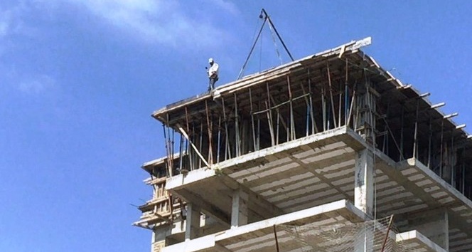 13 katlı inşaatta tehlikeli çalışma