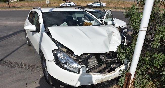 Lastiği patlayan pikap karşı şeritteki otomobile çarptı: 5 yaralı