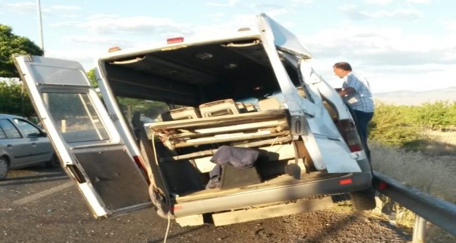 Minibüs bariyerlere çarptı: 2’si ağır 11 yaralı