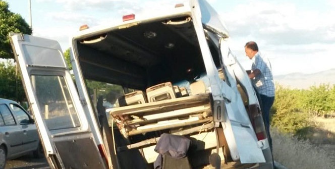 Minibüs bariyerlere çarptı! Çok sayıda yaralı var