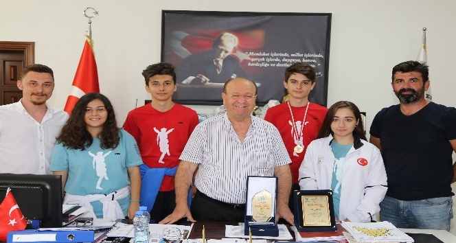 Uluslararası festival birincileri Başkan Özakcan’ı ziyaret etti