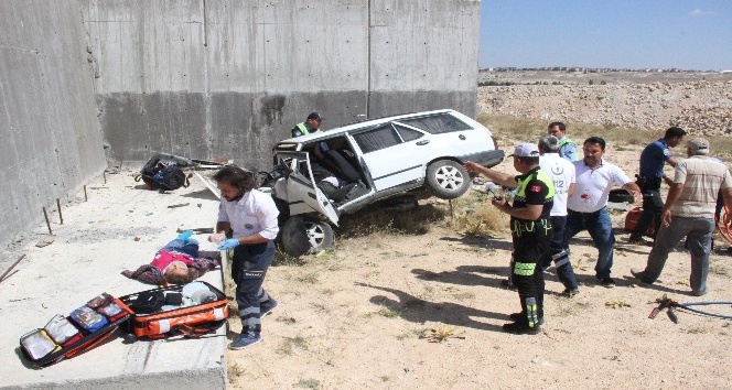Otomobil köprülü kavşağın beton ayağına çarptı: 2 ölü, 4 yaralı