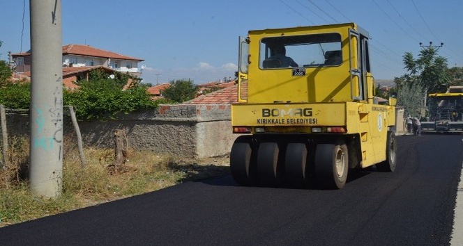 Kırıkkale Belediyesi mahallelerdeki peyzaj ve asfalt çalışmalarını sürdürüyor
