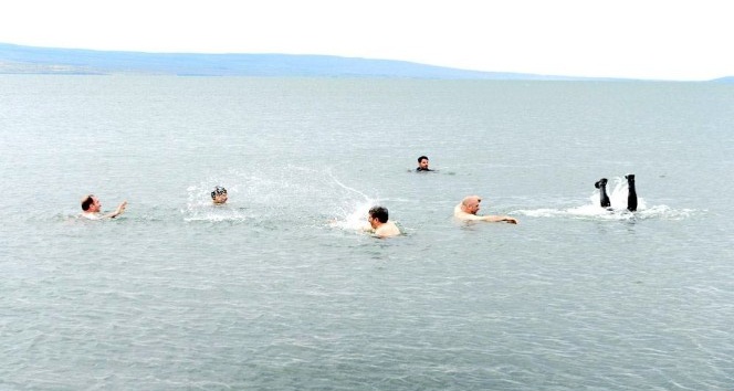 Sıcaktan bunalan protokol üyeleri Çıldır Gölü’nde serinledi