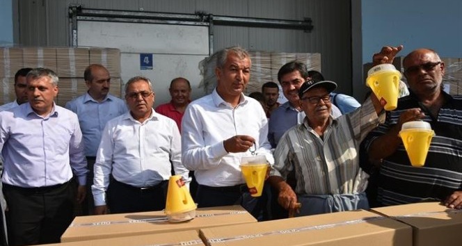 Tarsus’ta meyve üreticilerine sinek tuzağı dağıtıldı