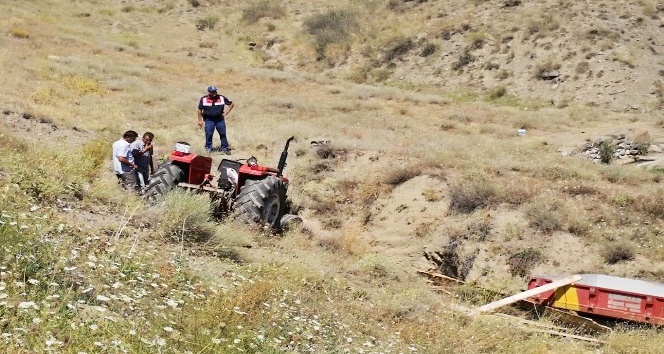 Traktör şarampole devrildi: 1 ölü