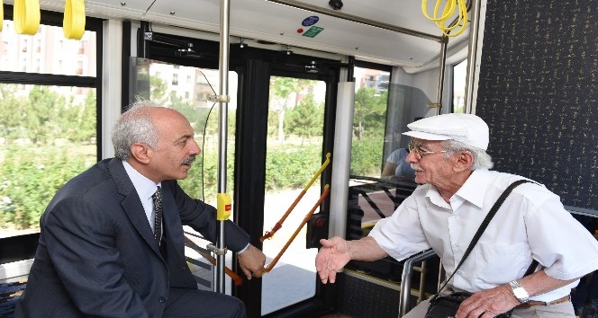 Başkan Gül, otobüste vatandaşları dinledi