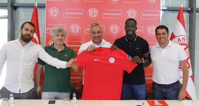Antalyaspor, Aly Cissokho ile 3 yıllık sözleşme imzaladı