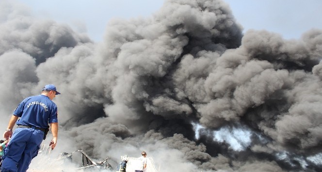Antalya’da fabrika yangını söndürülemiyor