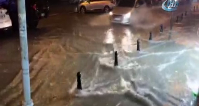 Silivri&#039;de caddeleri su bastı