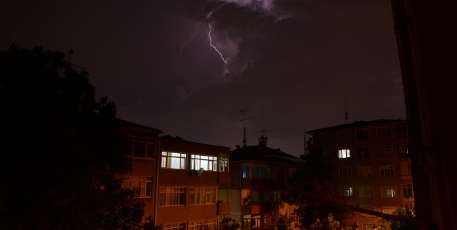 İstanbul’da şimşekler geceyi aydınlattı!
