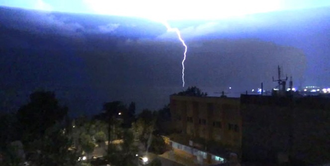 Şimşekler gökyüzünü böyle aydınlattı