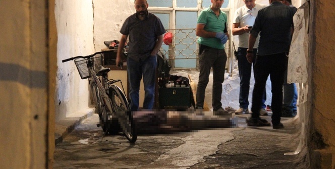 Çocukları uyurken karısını vurdu