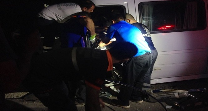 Tunceli’de minibüs ile hafif ticari araç çarpıştı:21 yaralı