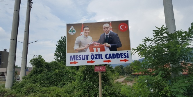 Zonguldak'taki Mesut Özil tabelası değişti