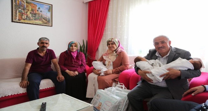 Niğde Belediye Başkanı Özkan’dan üçüz bebeklere ziyaret