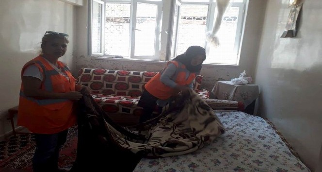 Şefkat Timi Yaşlı ev temizliğini yapıyor