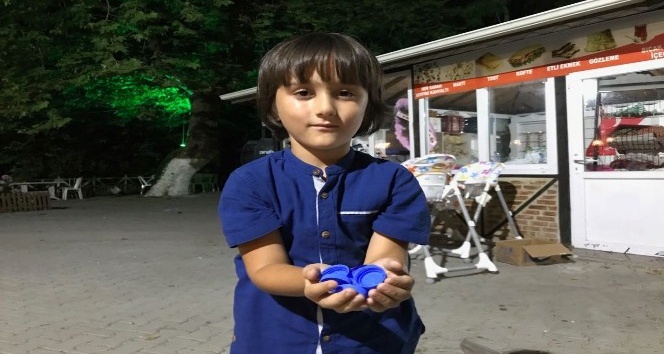 5 yaşındaki çocuk, engelliler için mavi kapak topluyor