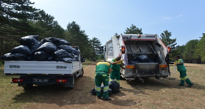 Kastamonu Belediyesi ekipleri mesire alanlarını temizledi