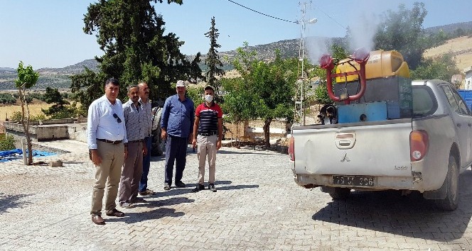 Köylerde haşereye karşın ilaçlamaya devam ediyor
