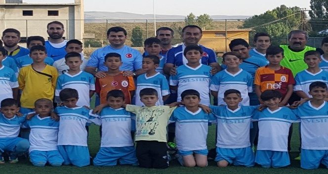 Kaymakam Sarı, Eleşkirtspor futbol okulunu ziyaret etti