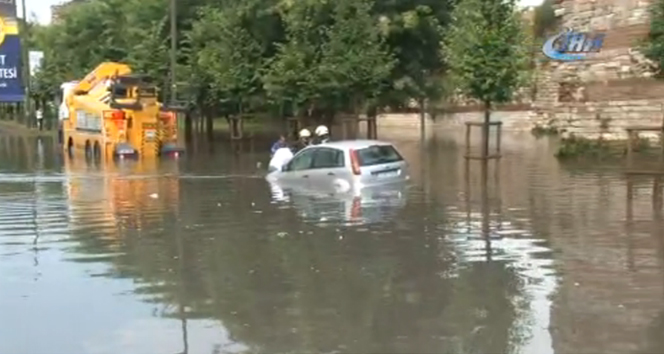 İstanbul&#039;da yoğun yağış! Metro seferleri durdu, araçlar suya gömüldü
