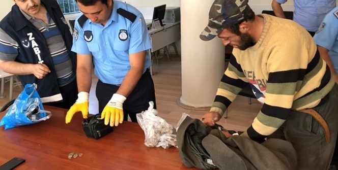 Gezgin dilencinin her yerinden para fışkırdı