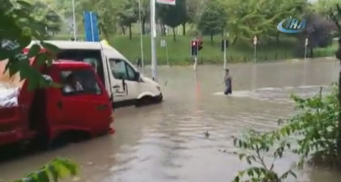 Gaziosmanpaşa&#039;da yollar göle döndü, araçlar suya gömüldü
