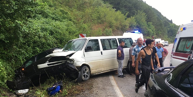 Minibüs ile otomobil kafa kafaya çarpıştı! Çok sayıda yaralı var