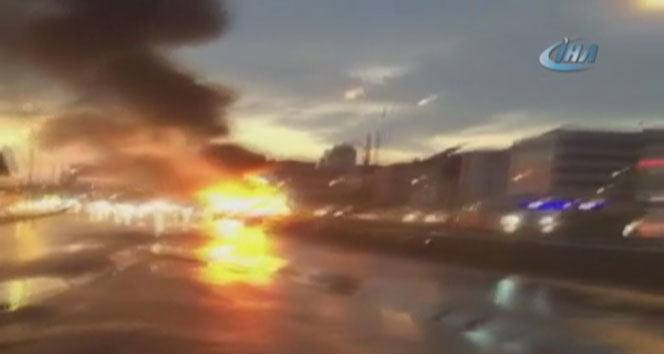 Son dakika... Tuzla&#039;da seyir halindeki araç alev alev yandı