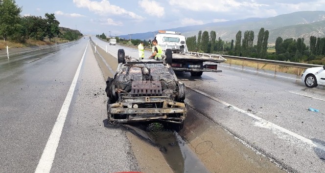 Tosya’da yaşlı çiftin otomobili alev alev yandı