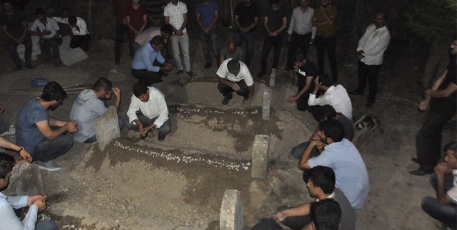 Bu acıya yürek dayanmaz: Yan yana defnedildiler