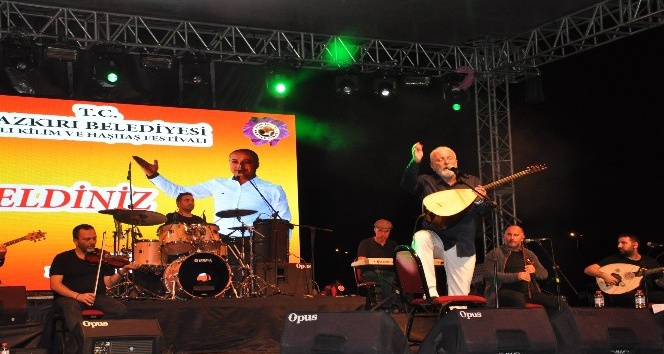 Ünlü şarkıcı Onur Akın Dazkırı’da konser verdi