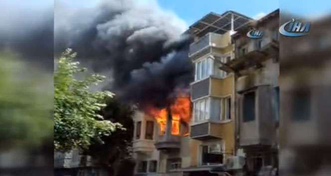 Fatih&#039;te dört katlı bina alev alev yandı
