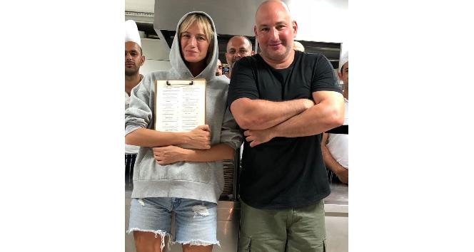 Ünlü model Soydan, yemek için Çeşme’ye geldi