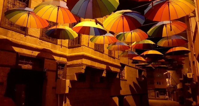 Turistlerin ilgisini çekmek için sokağı şemsiyelerle süsledi