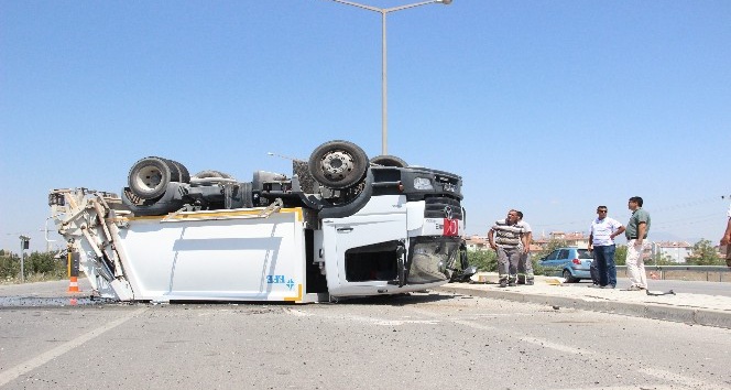 Çöp kamyonu ile otomobilin karıştığı kaza ucuz atlatıldı: 1 yaralı
