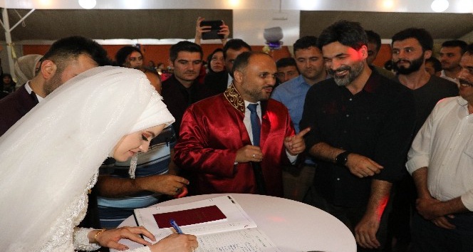 Sanatçı Işılak, nikah şahidi oldu