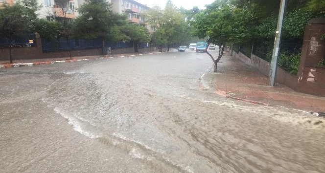 Keşan’da şiddetli yağmur sokakları göle çevirdi